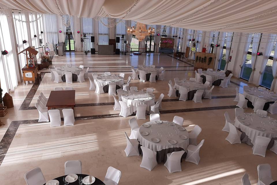 Salón preparado para la comida de equipo